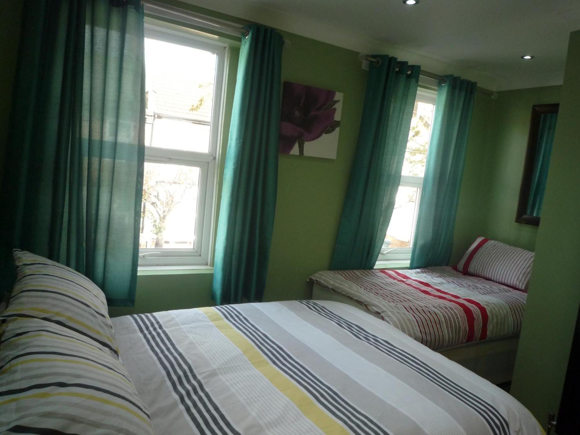 Three Bedroom House Lancaster Road London Exterior photo